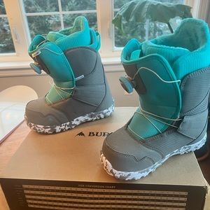 Burton Zipline Boa snow board boots- new in box size 6
Price tag on box $189.99